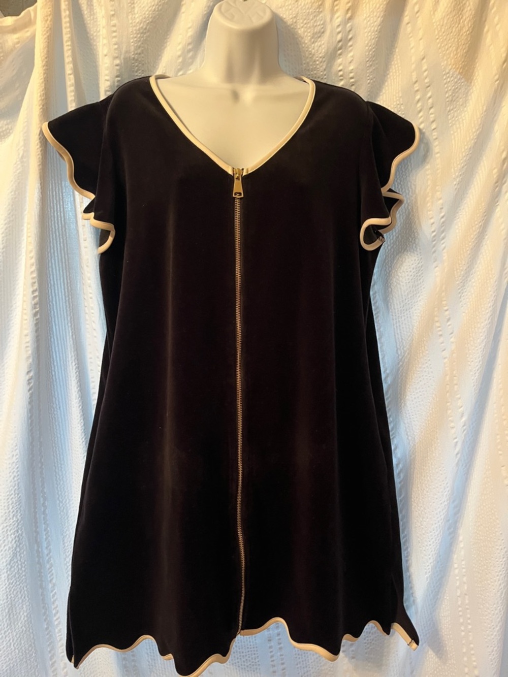 SSYS Black Get Ready Velour Robe with White Trim and hold zipper. Size medium - Picture 4 of 10